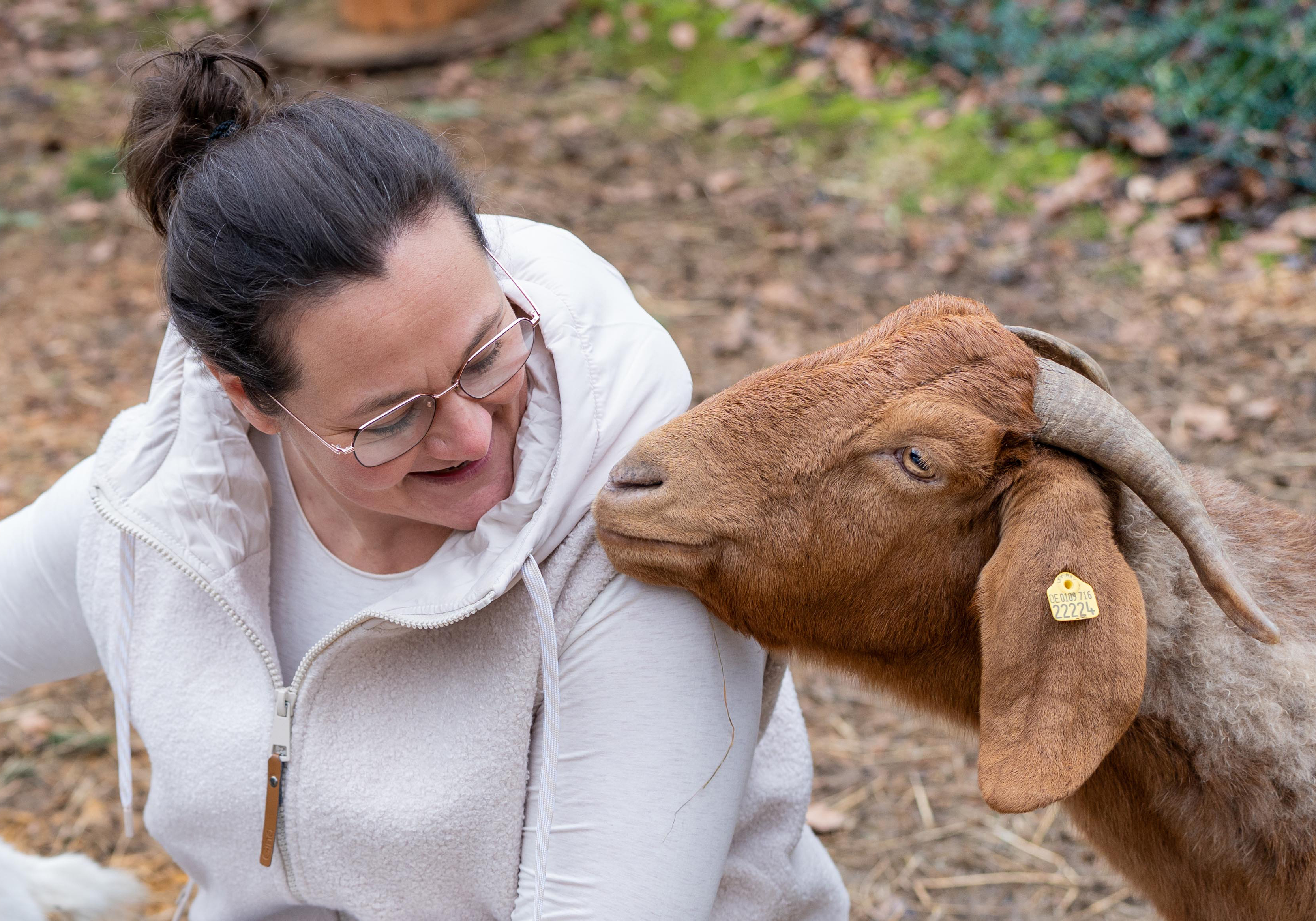 Nina Josten mit Ziegen in Wachtberg — tierbegleitete Therapie